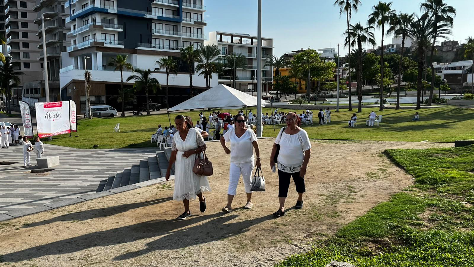 $!Inician festejos por el Día de las y los Abuelos con la caminata ‘Huellas de Vida’