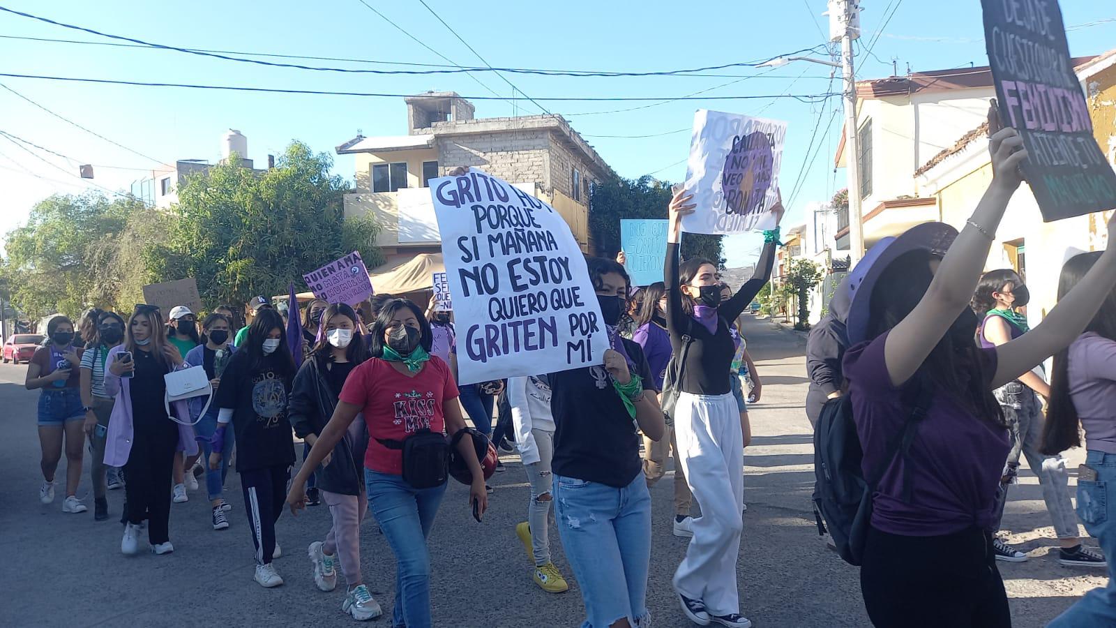 $!Marchan decenas de mujeres en Escuinapa; exigen respeto y protección