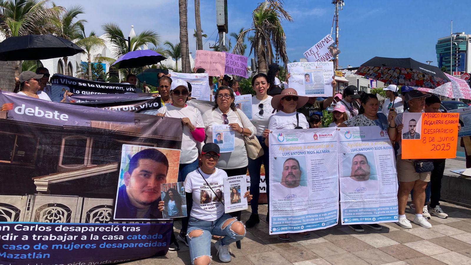 $!Marchan familiares de María Cecilia, Juan Carlos, Martín Rubén y Luis Antonio, desaparecidos en Mazatlán