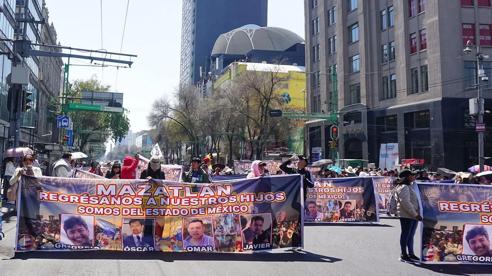 $!Familiares de 4 hombres desaparecidos en Mazatlán protestan en CDMX y bloquean Eje Central