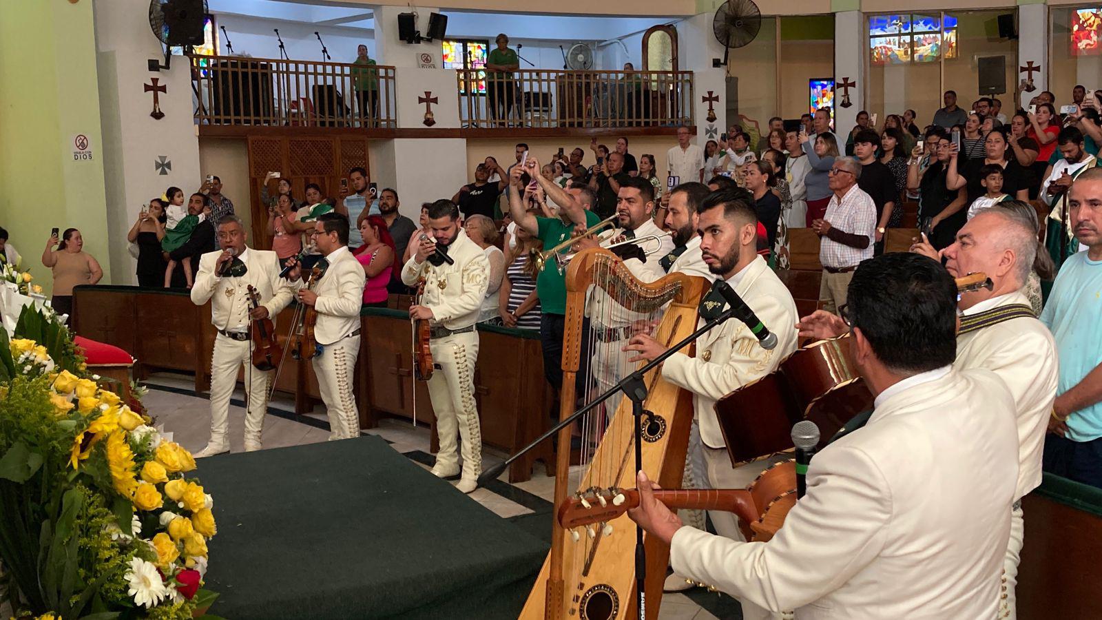$!Le cantan Las Mañanitas a San Judas Tadeo en Mazatlán con mariachi