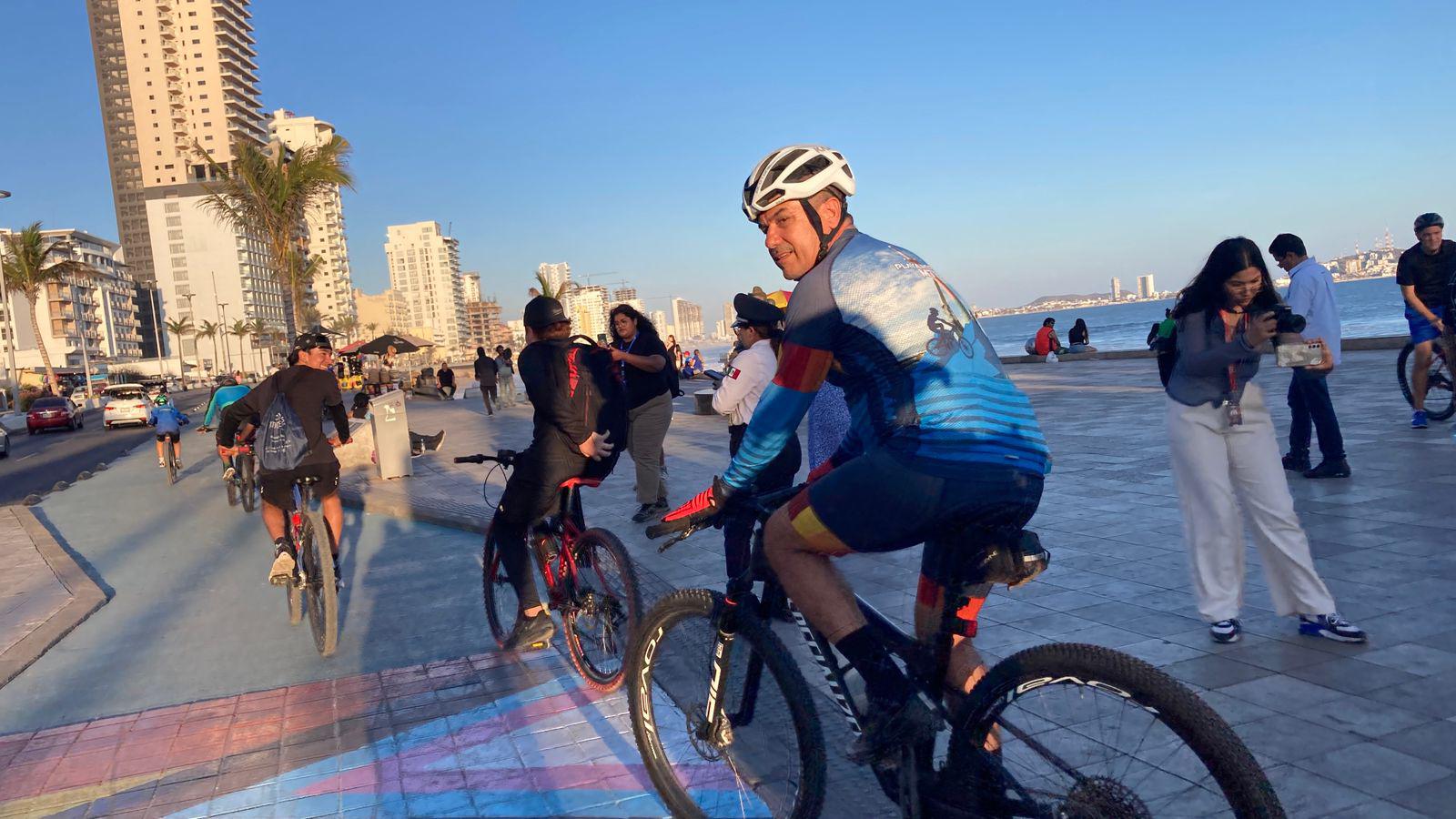 $!Familias mazatlecas celebran el Día Mundial de la Bicicleta con paseo por el malecón