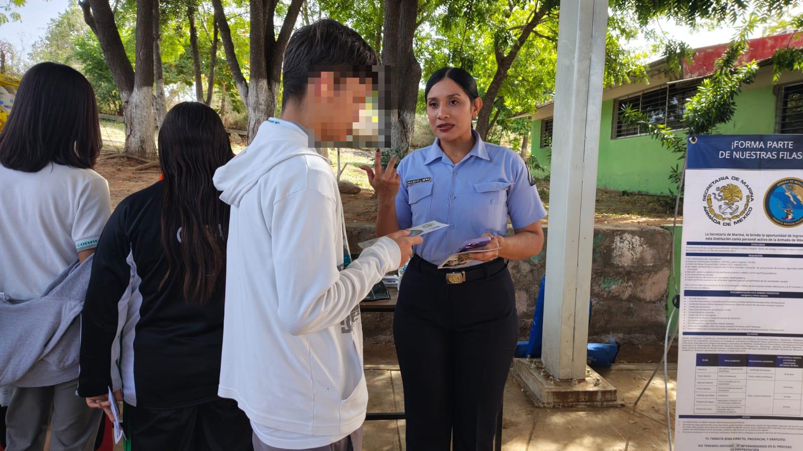 $!Instala Marina stand para reforzar la proximidad social con la ciudadanía estudiantil en Mazatlán