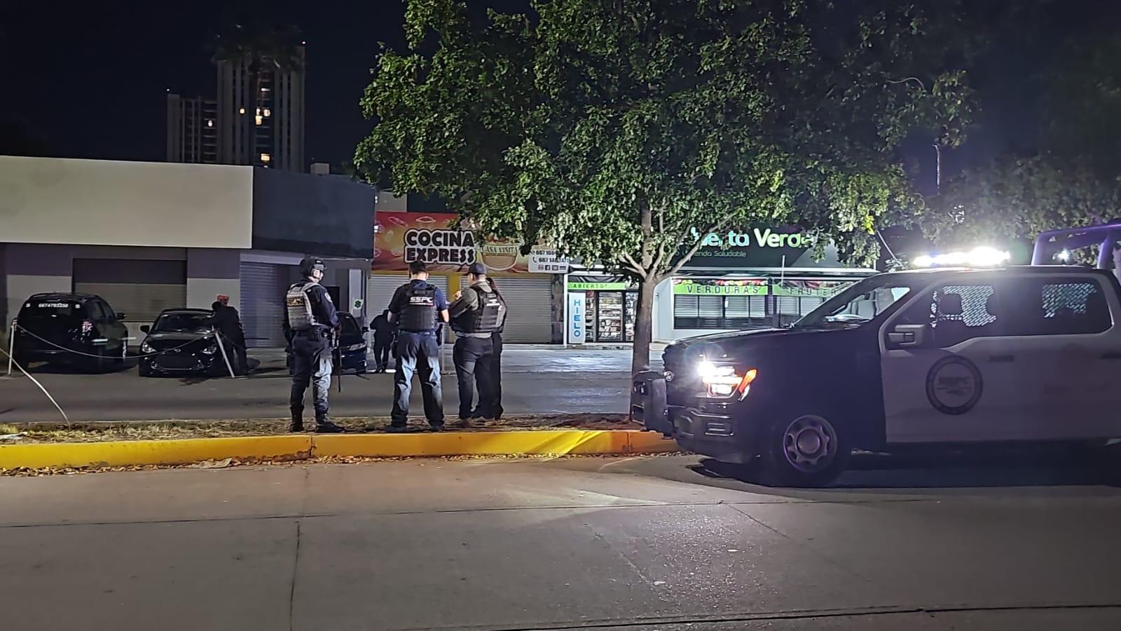 $!Atacan a balazos vehículos en exhibición en el fraccionamiento Bonanza, en Culiacán