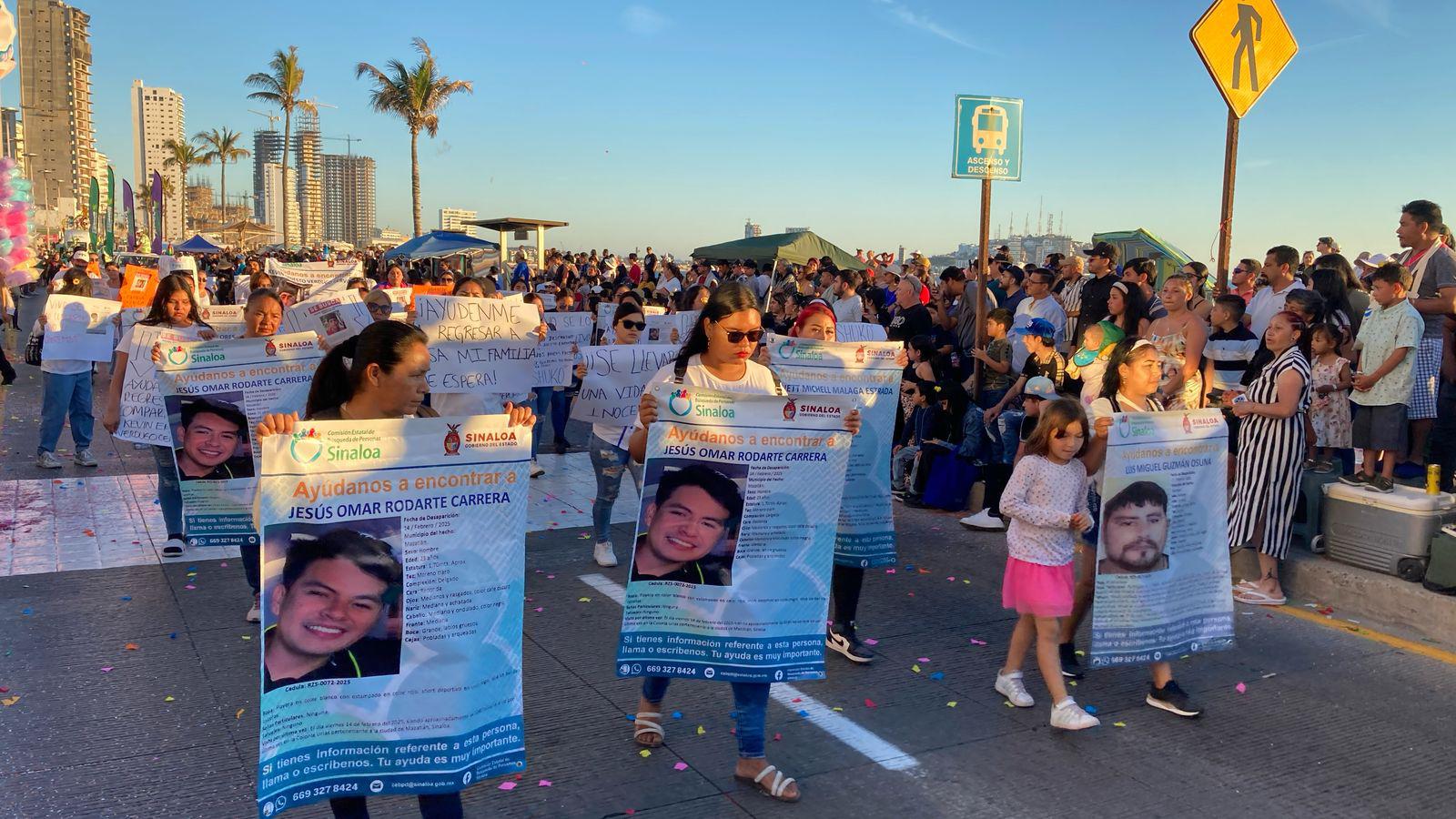 $!Familiares de desaparecidos participan en la avanzada del desfile del Carnaval de Mazatlán