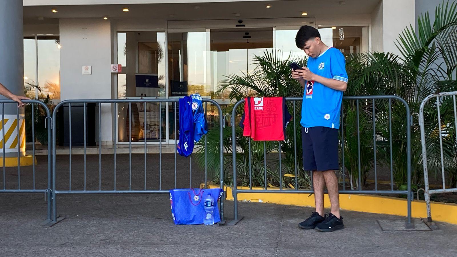 $!Aficionados del Cruz Azul reciben a su equipo en Mazatlán