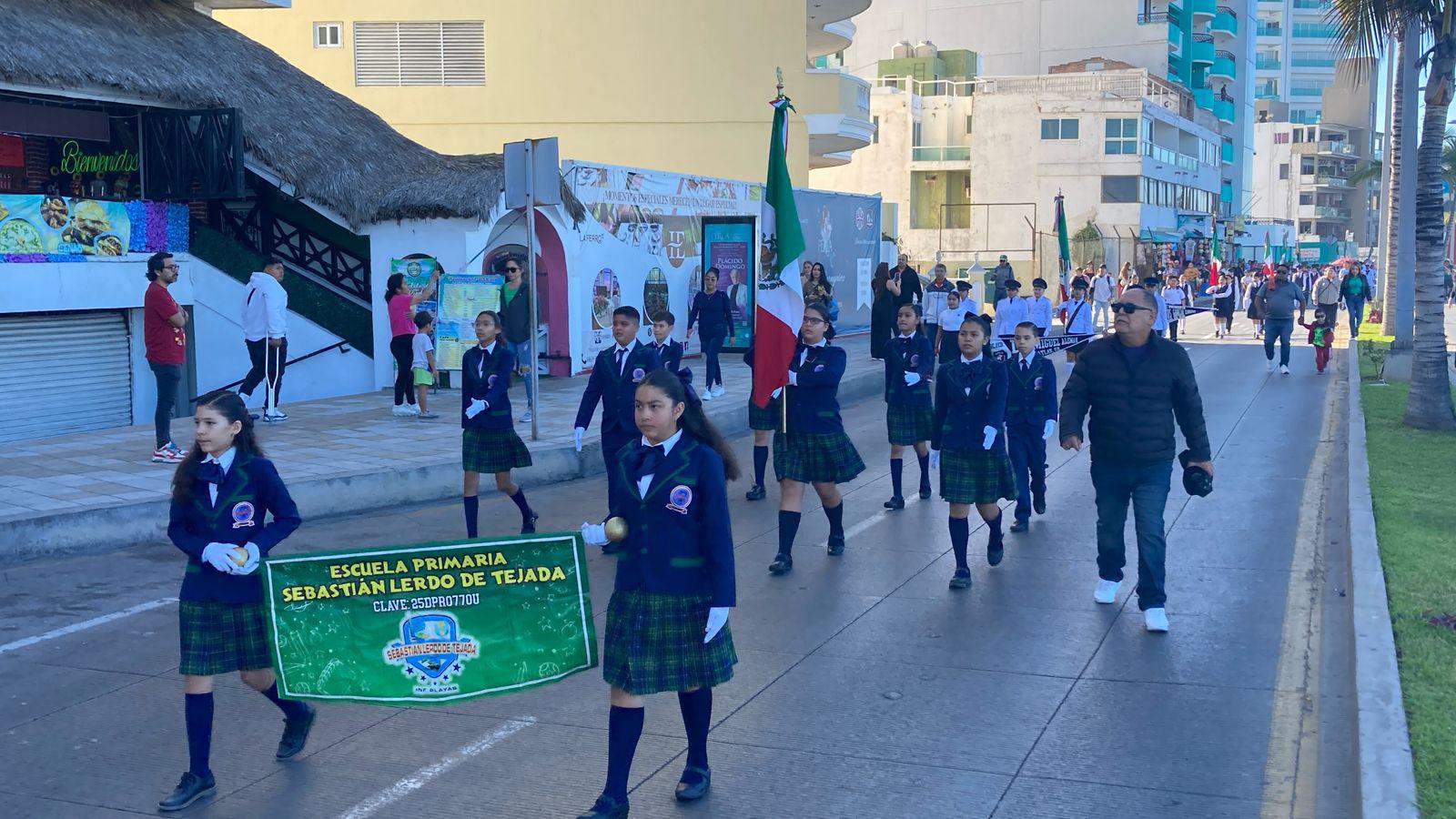 $!Desfilan 90 escoltas de educación básica de Mazatlán en conmemoración del Día de la Bandera