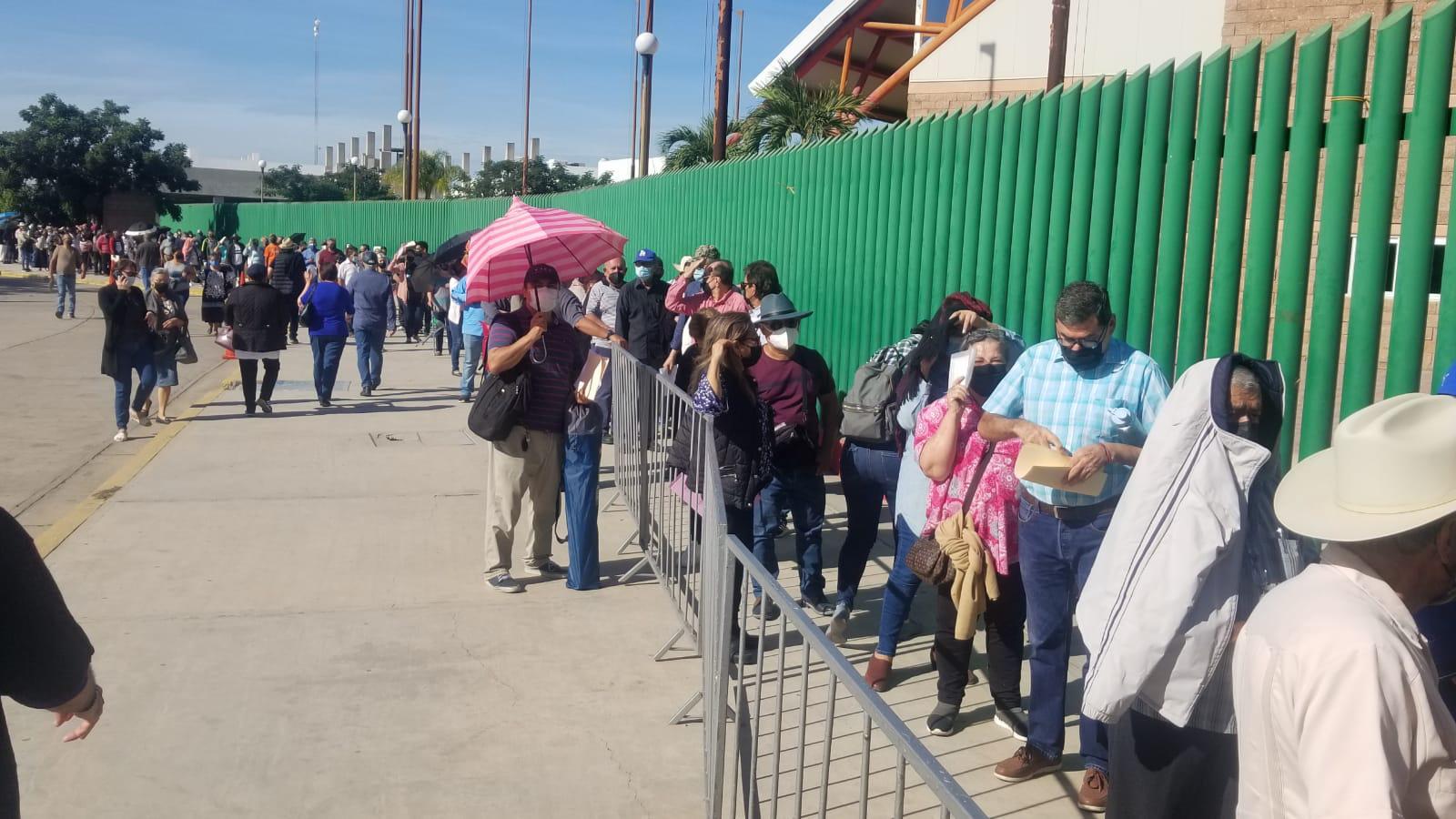 $!Se alarga un kilómetro fila de vacunación contra el Covid para adultos mayores en Culiacán