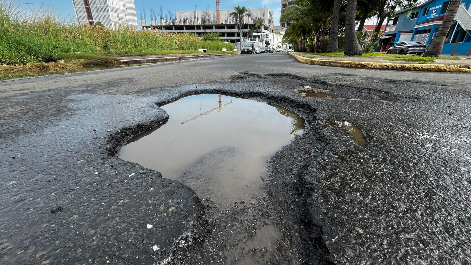 $!Desfogan agua de la Avenida Insurgentes tras limpieza del ducto de la Laguna del Camarón, pero brotan los baches