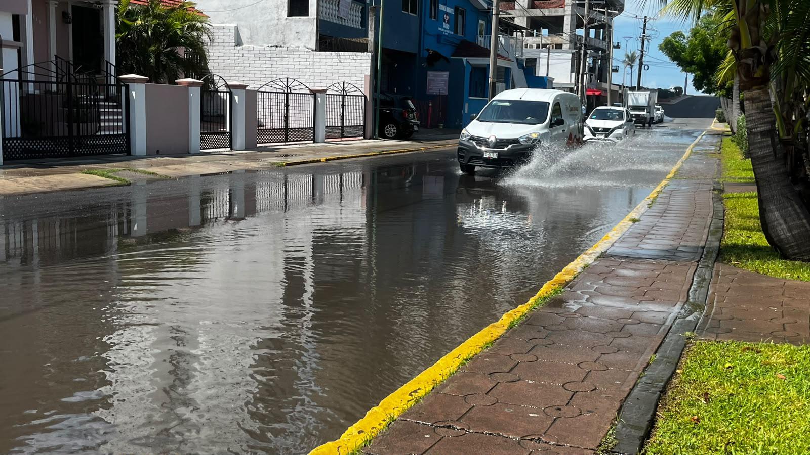 $!Provocan lluvias fuertes encharcamientos en vialidades y deslaves en el Cerro de la Nevería