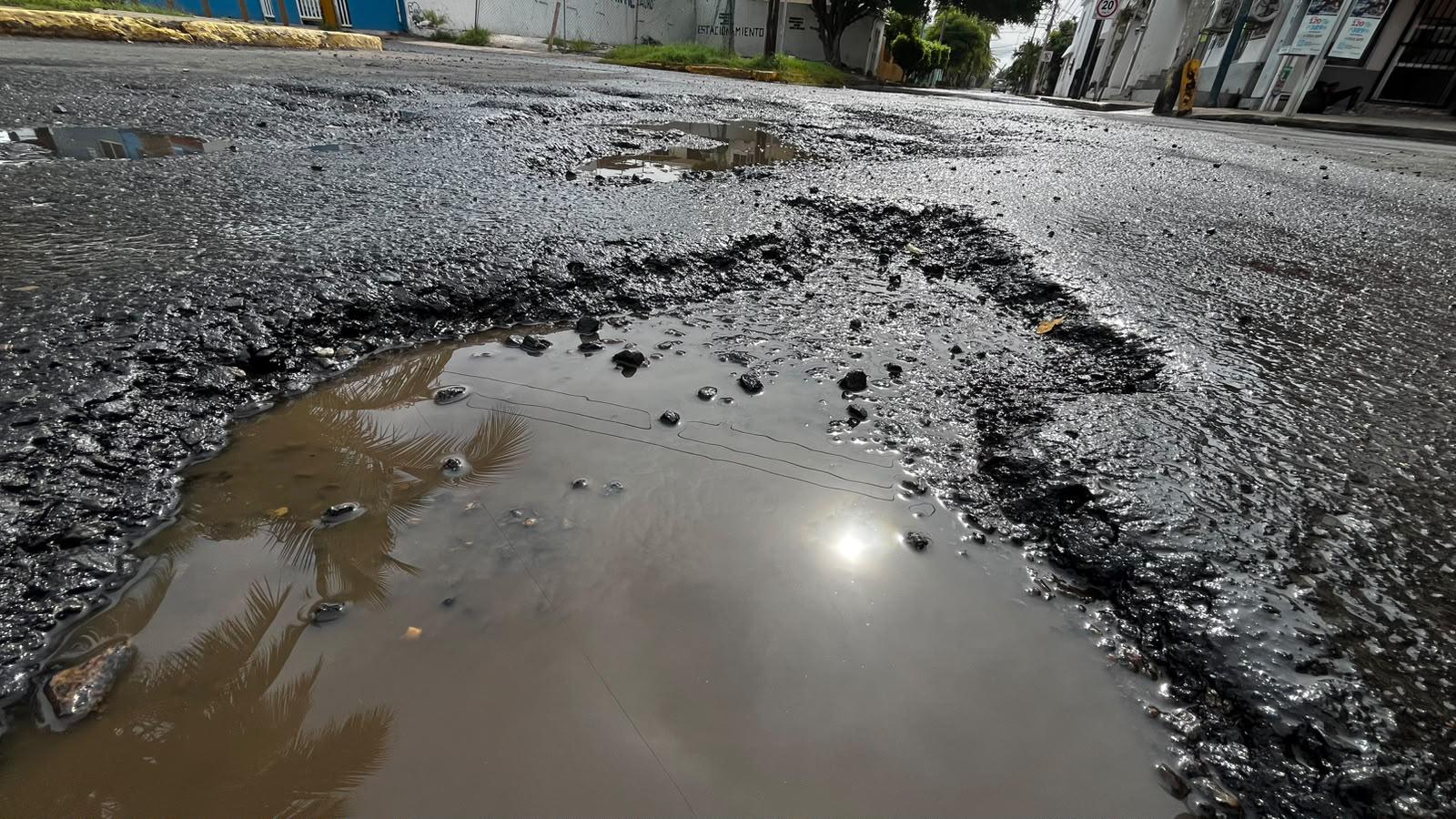$!Desfogan agua de la Avenida Insurgentes tras limpieza del ducto de la Laguna del Camarón, pero brotan los baches