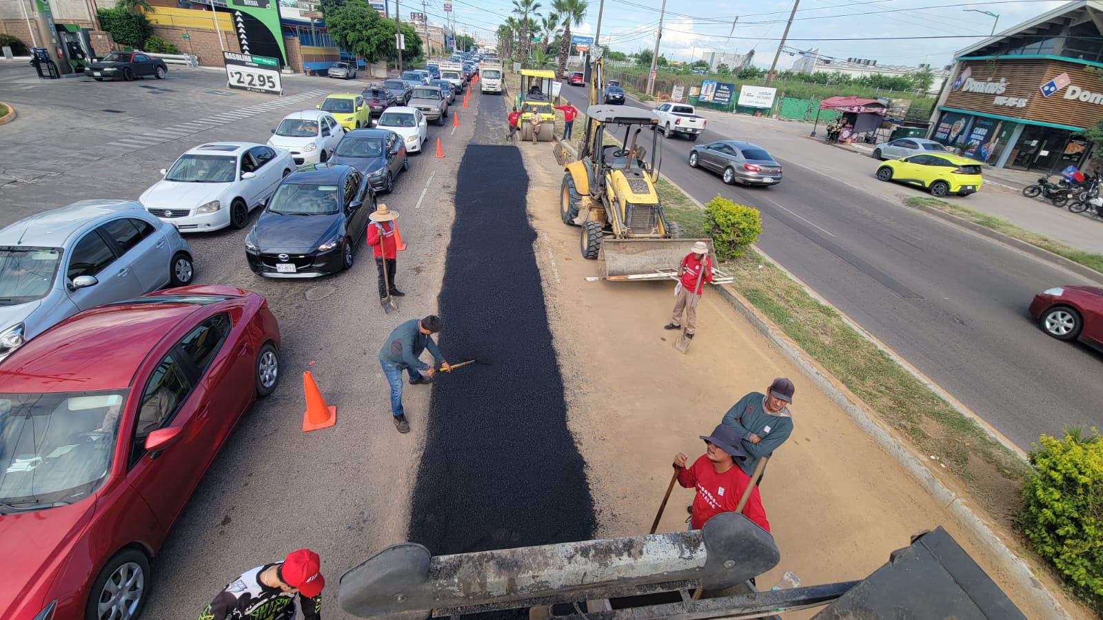 $!Ayuntamiento refuerza bacheo en vialidades de Culiacán