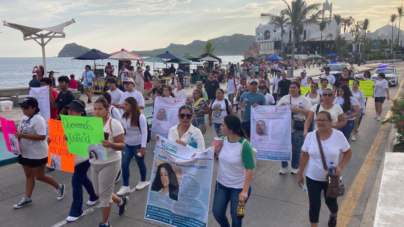 $!Marchan decenas por María Cecilia y Cristina, desaparecidas en Mazatlán