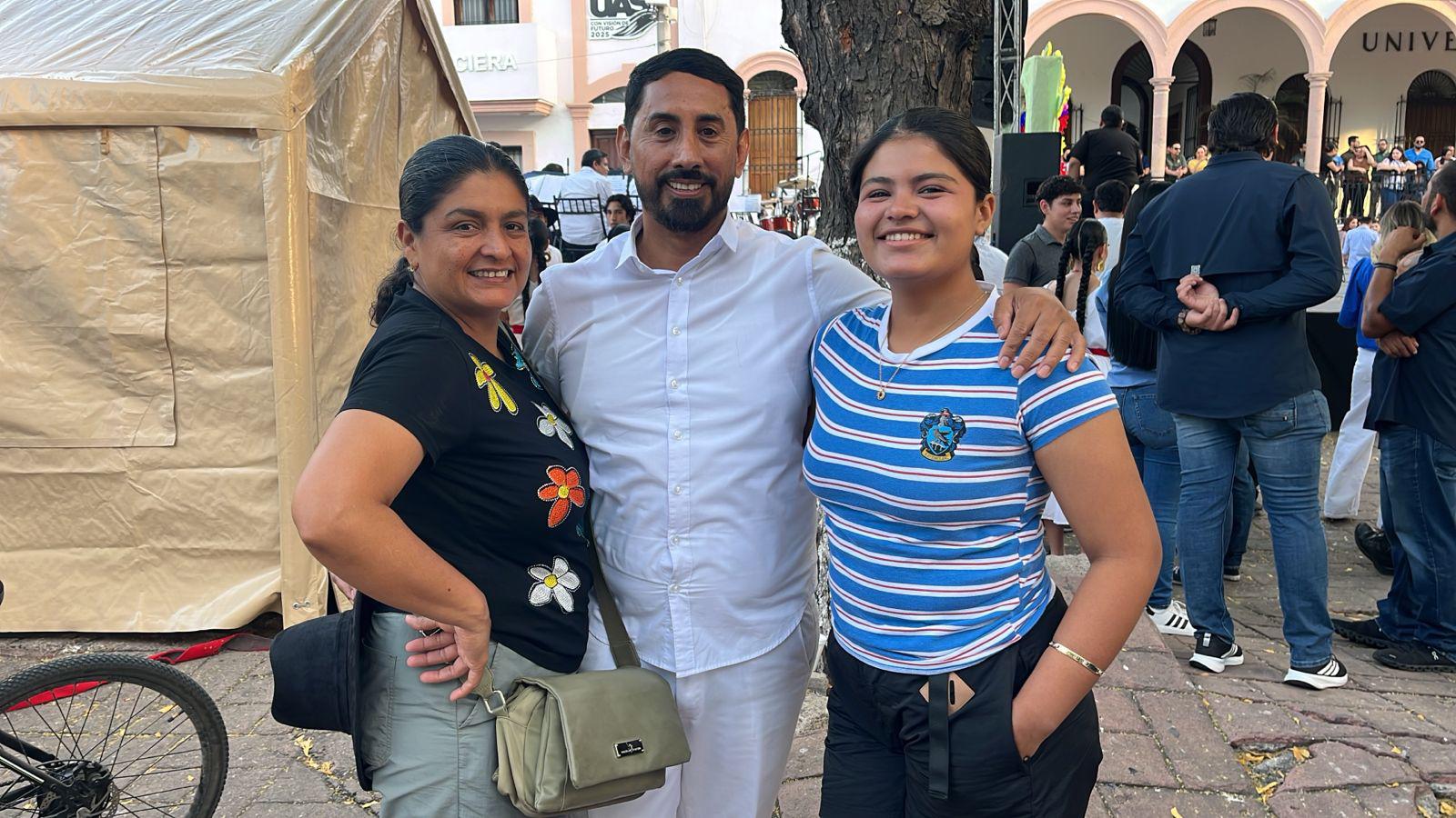 $!Ruperto Ruelas disfrutó del festival con amigas.