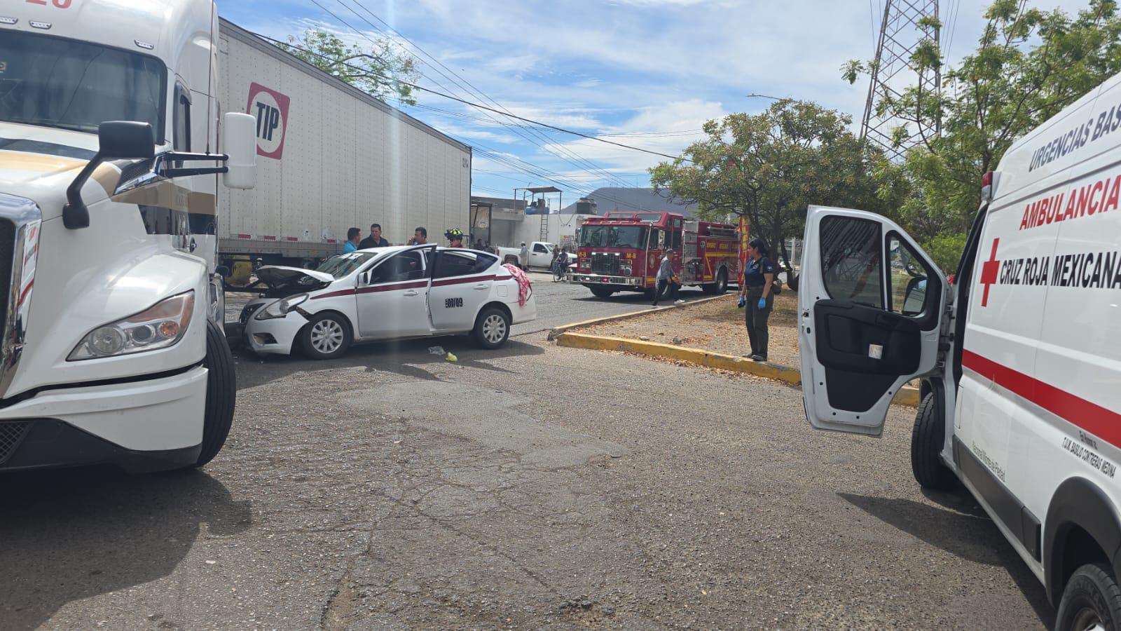 $!Choque de taxi con tráiler deja 6 agentes de la Guardia Nacional heridos en Culiacán