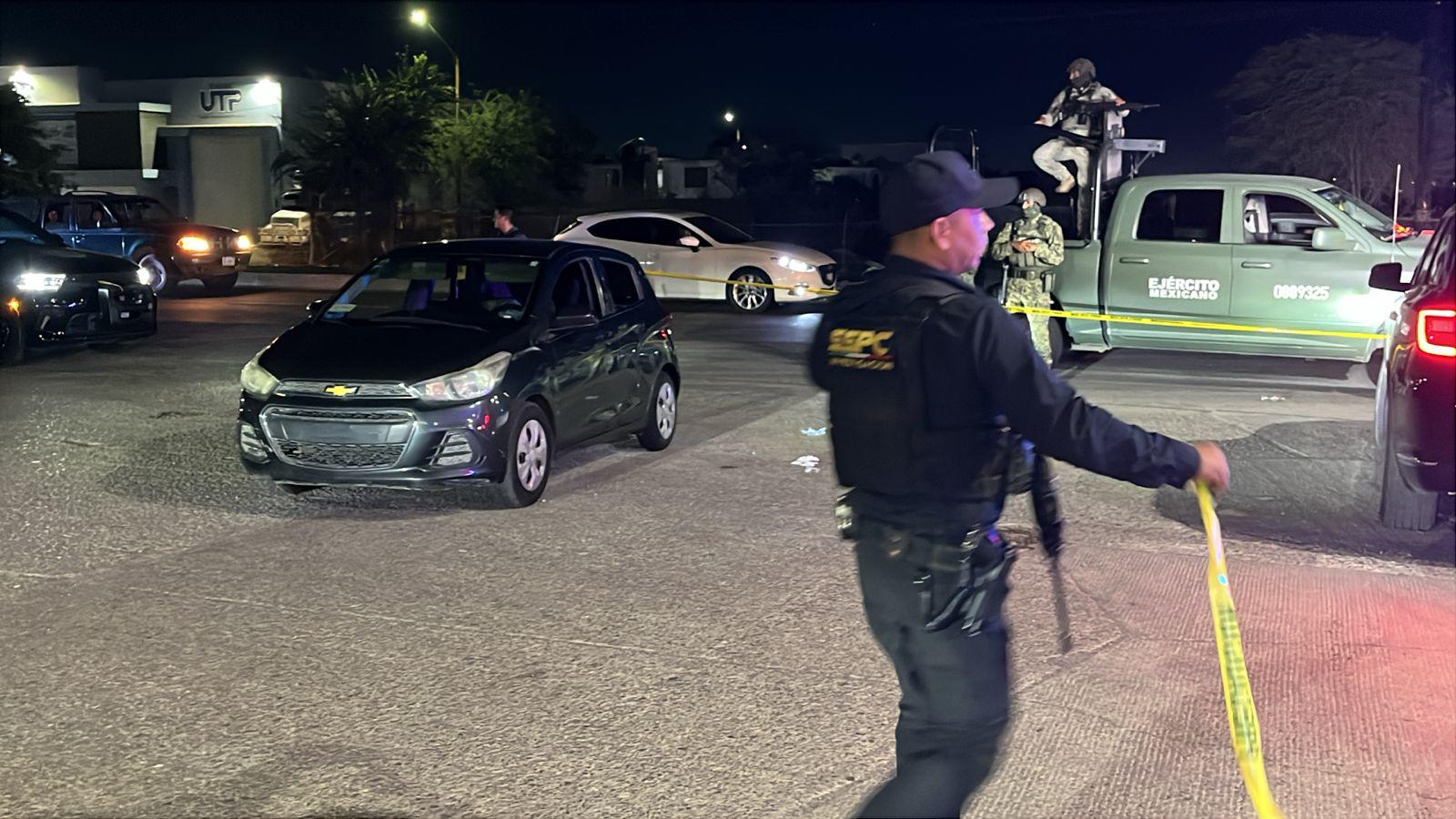 $!Atacan a balazos vehículo de plataforma en Culiacán; muere pasajero y hieren a conductor