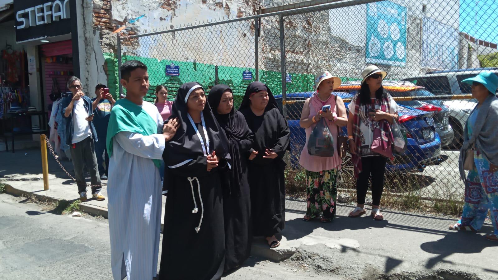 $!Mazatlecos y turistas atestiguan el Viacrucis Viviente en calles del Centro de puerto