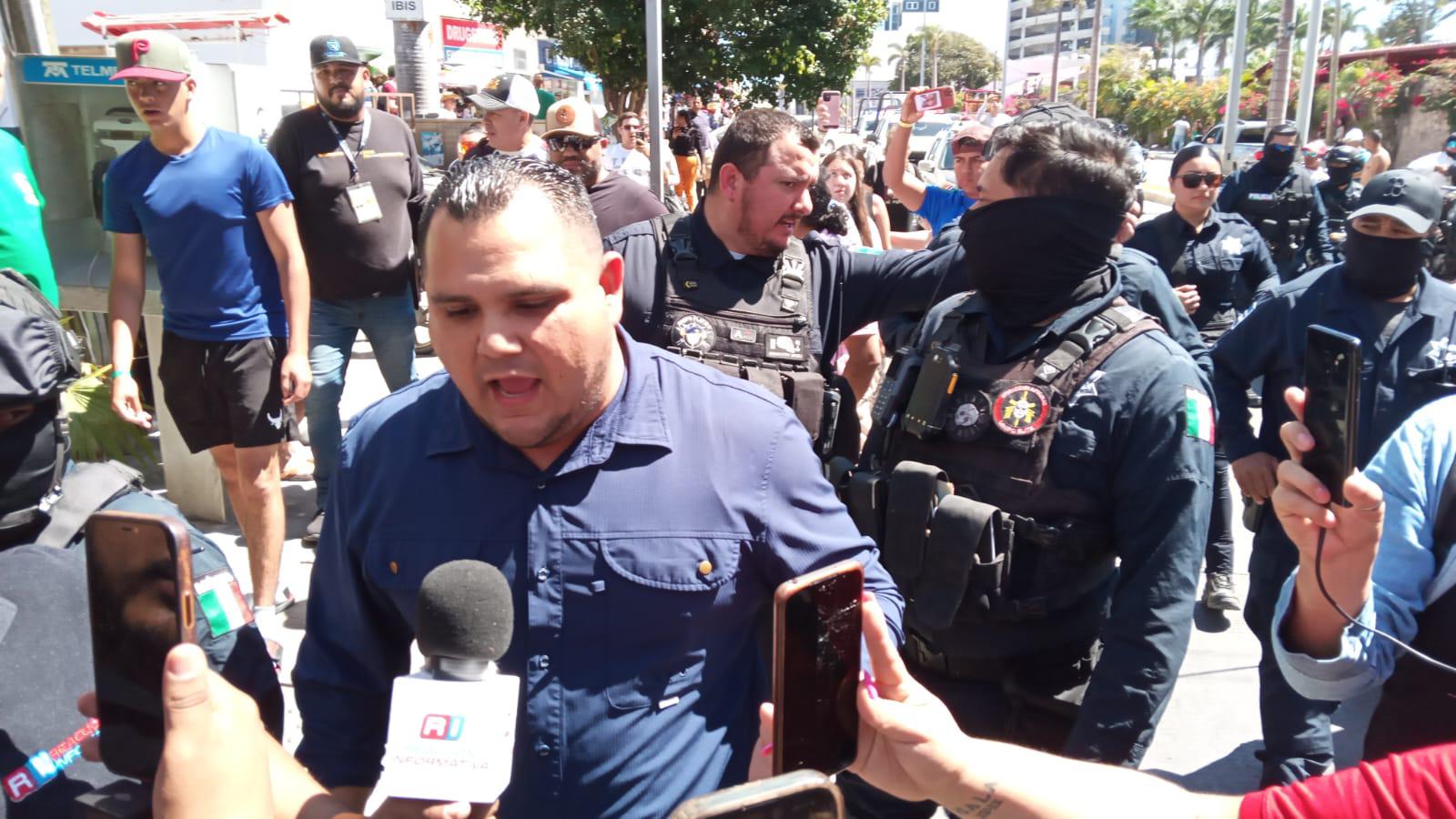 $!Se manifiestan músicos tocando y con marcha en plena zona turística