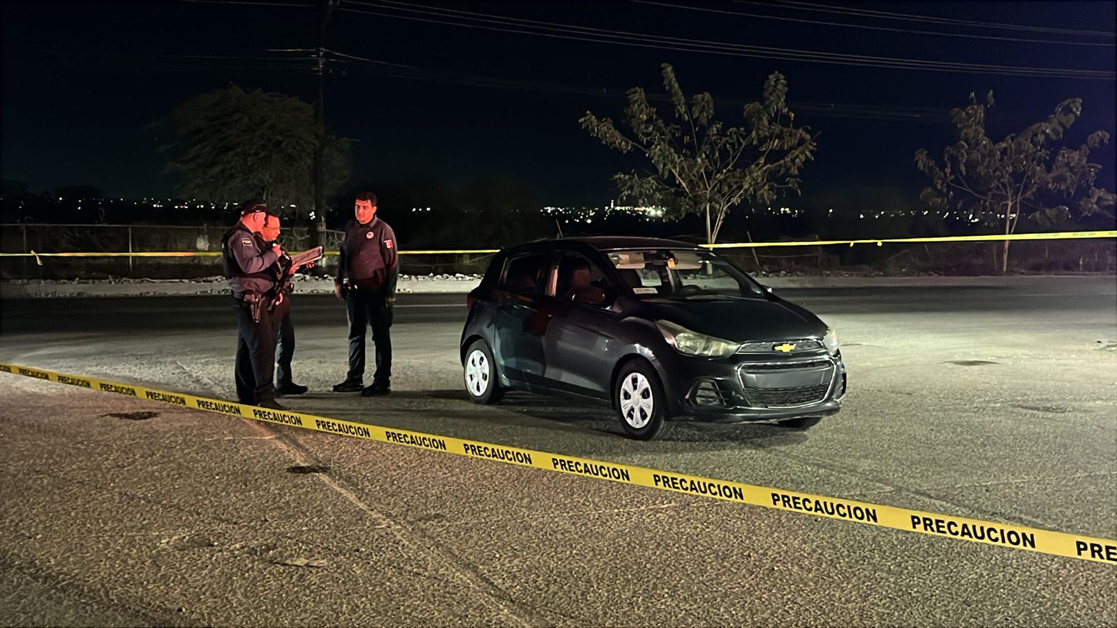 $!Atacan a balazos vehículo de plataforma en Culiacán; muere pasajero y hieren a conductor