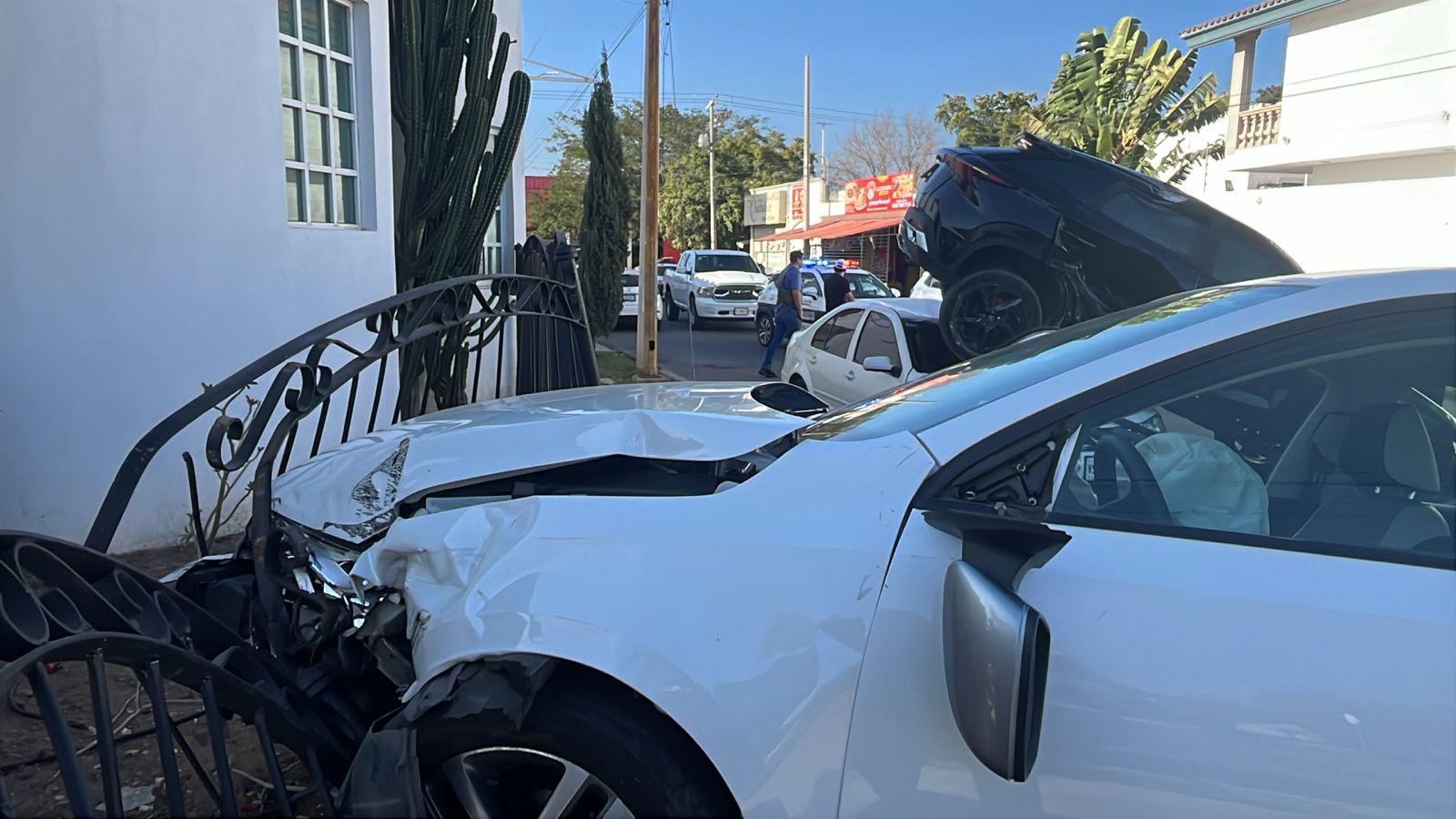 $!Choque múltiple deja una pareja lesionada y daños a vivienda y vehículos en La Campiña, en Culiacán