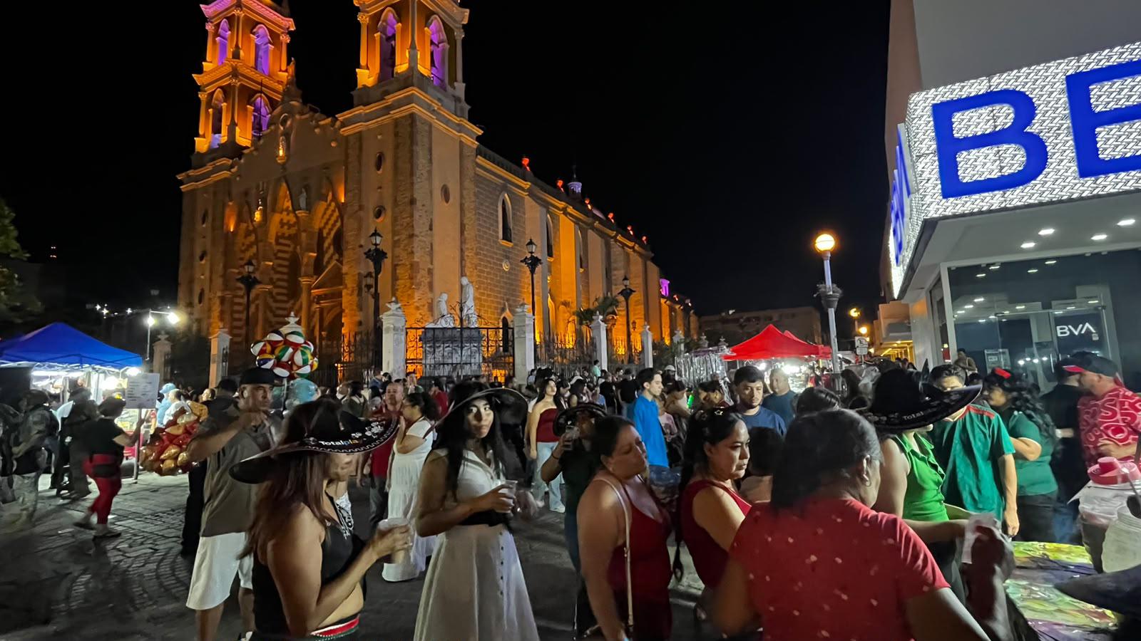 $!Cientos de personas acompañan a Alcaldesa de Mazatlán durante el Grito de Independencia