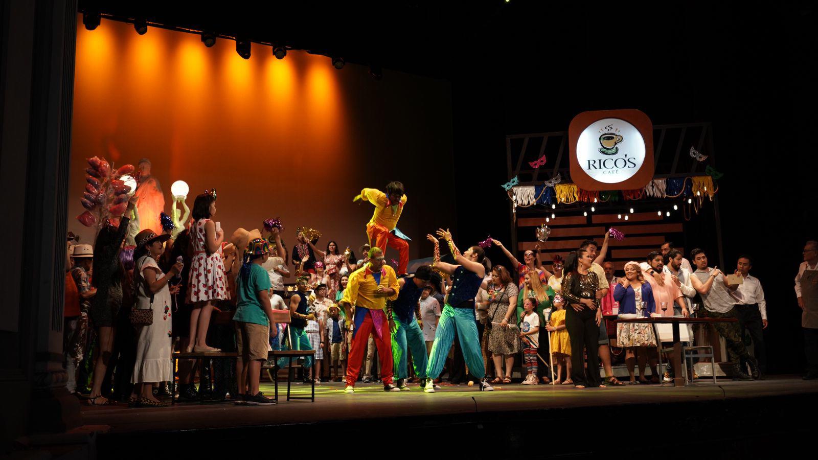 $!El ambiente del Carnaval de Mazatlán del 2010 fue el que representaron en escena.