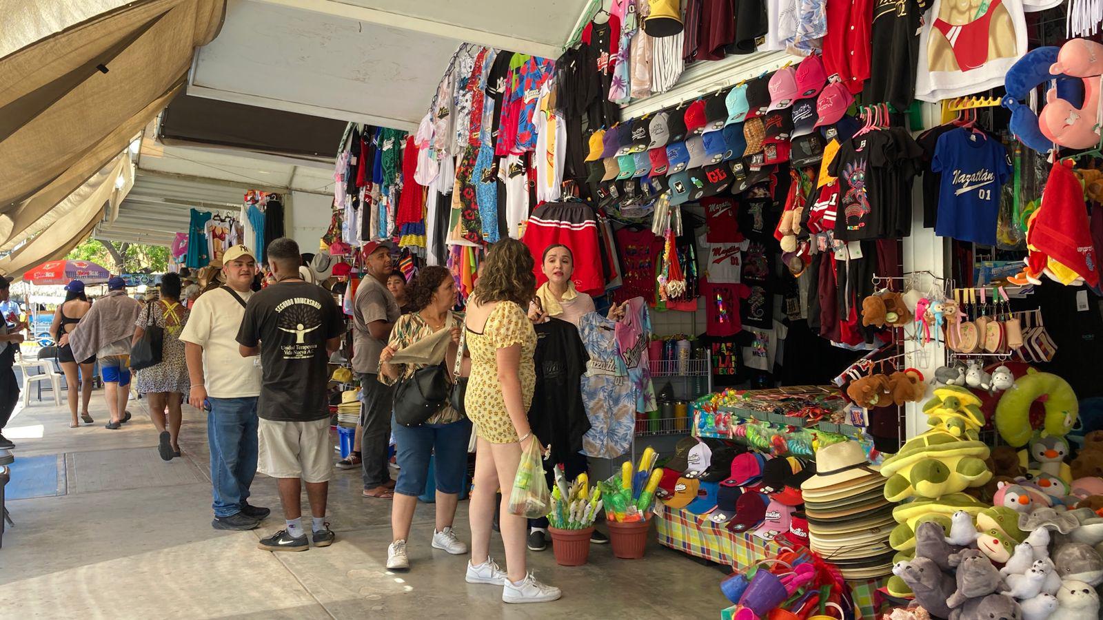 $!Comerciantes de artículos turísticos esperan repunte en ventas durante agosto en Mazatlán