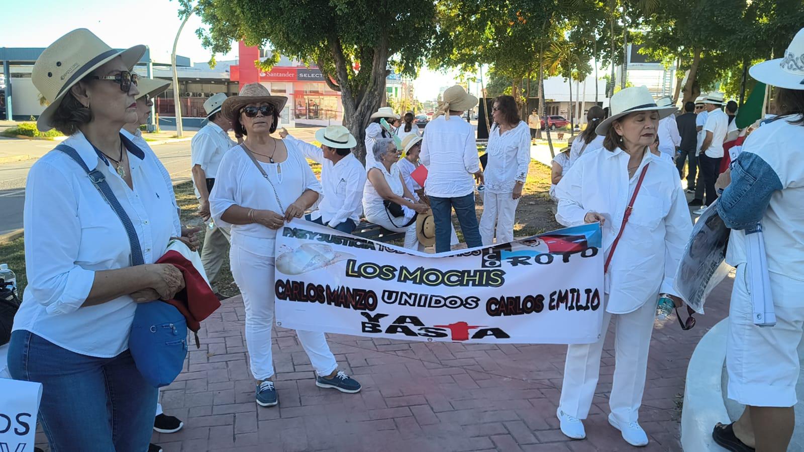 $!Jóvenes marchan en Los Mochis por la paz; exigen destitución de Claudia Sheinbaum y Rocha Moya