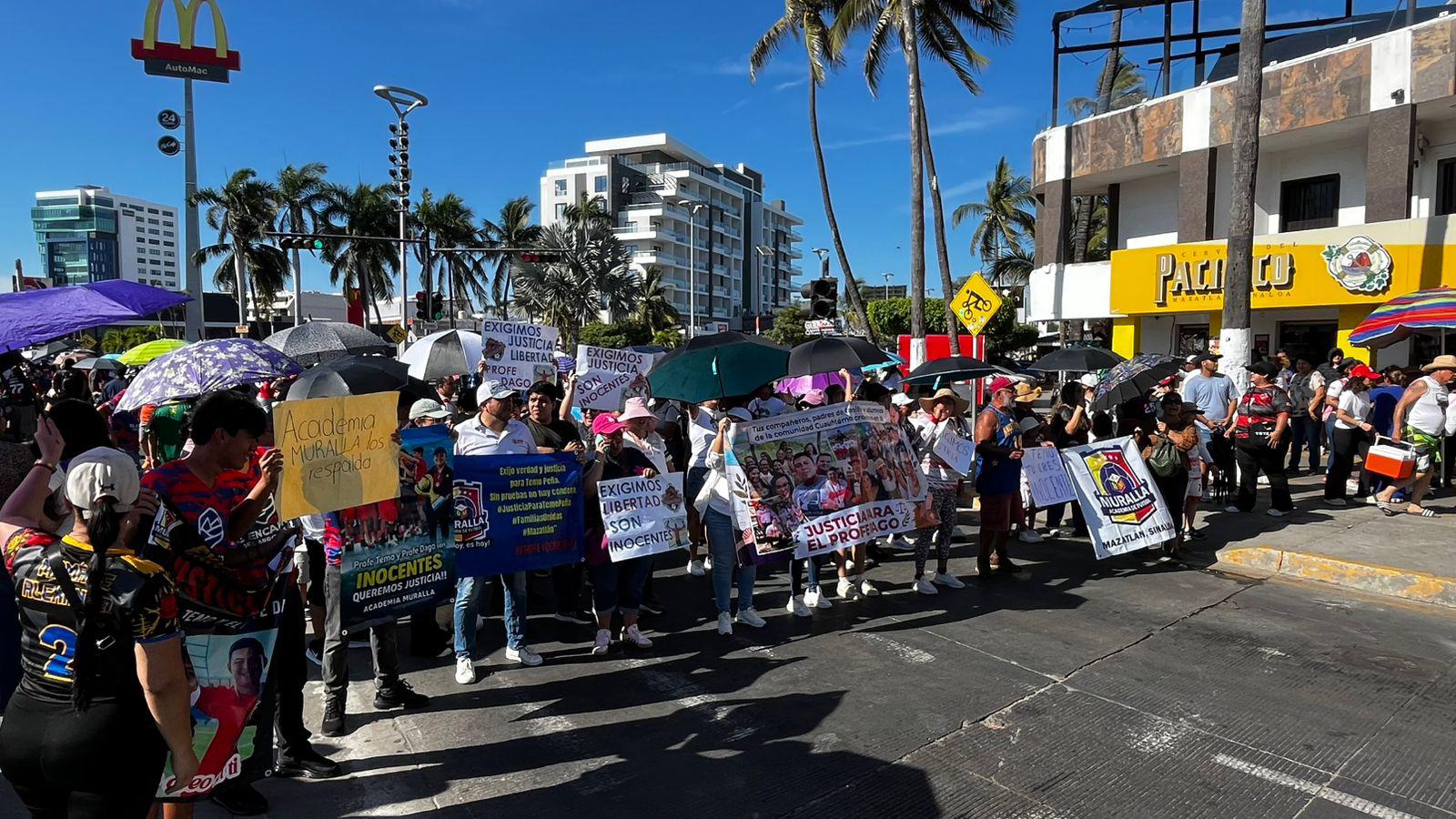 $!Familiares y alumnos bloquean vialidades en Mazatlán para exigir liberación de entrenadores