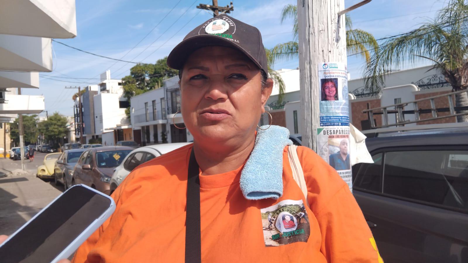 $!Realiza colectivo extensa jornada de pega de fichas de desaparecidos en Mazatlán