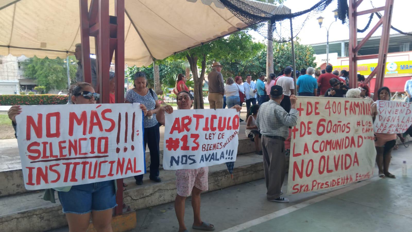 $!Vecinos de la colonia Azteca exigen regularización de sus terrenos en Mazatlán