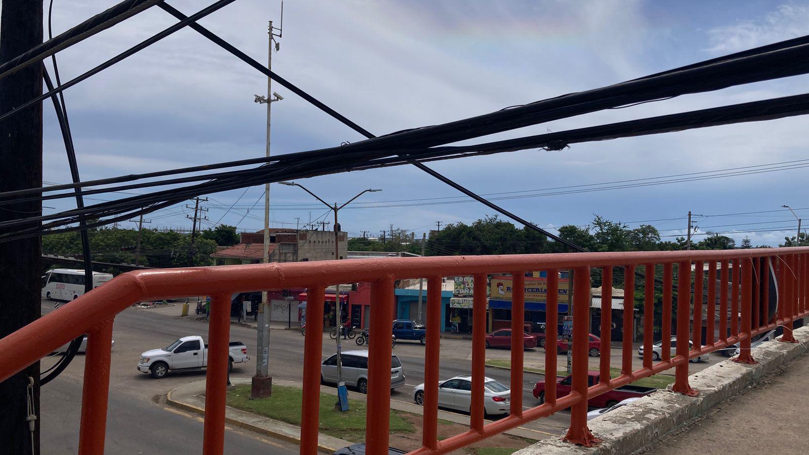 $!Cableado mal puesto sobre puente peatonal representa un riesgo en Urías