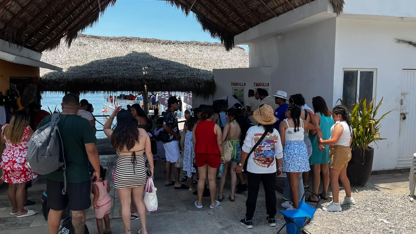 $!Catamaranes registran alta afluencia de turistas al iniciar las vacaciones en Mazatlán
