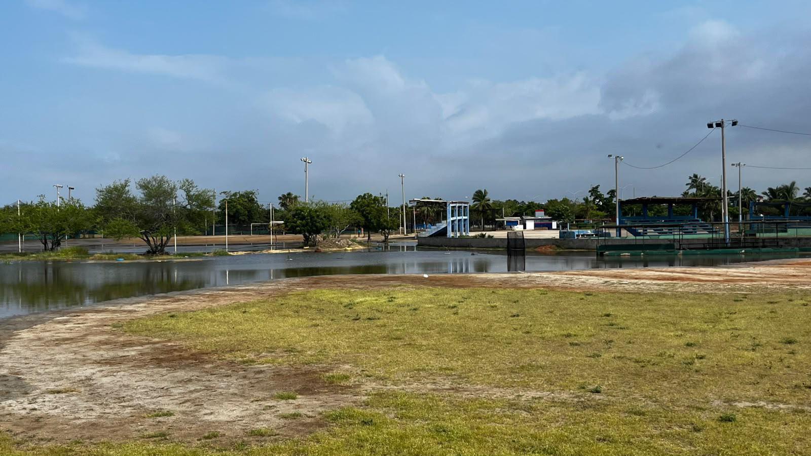 $!Se desborda el Arroyo Jabalines y afecta calles de la Colonia Estero, en Mazatlán