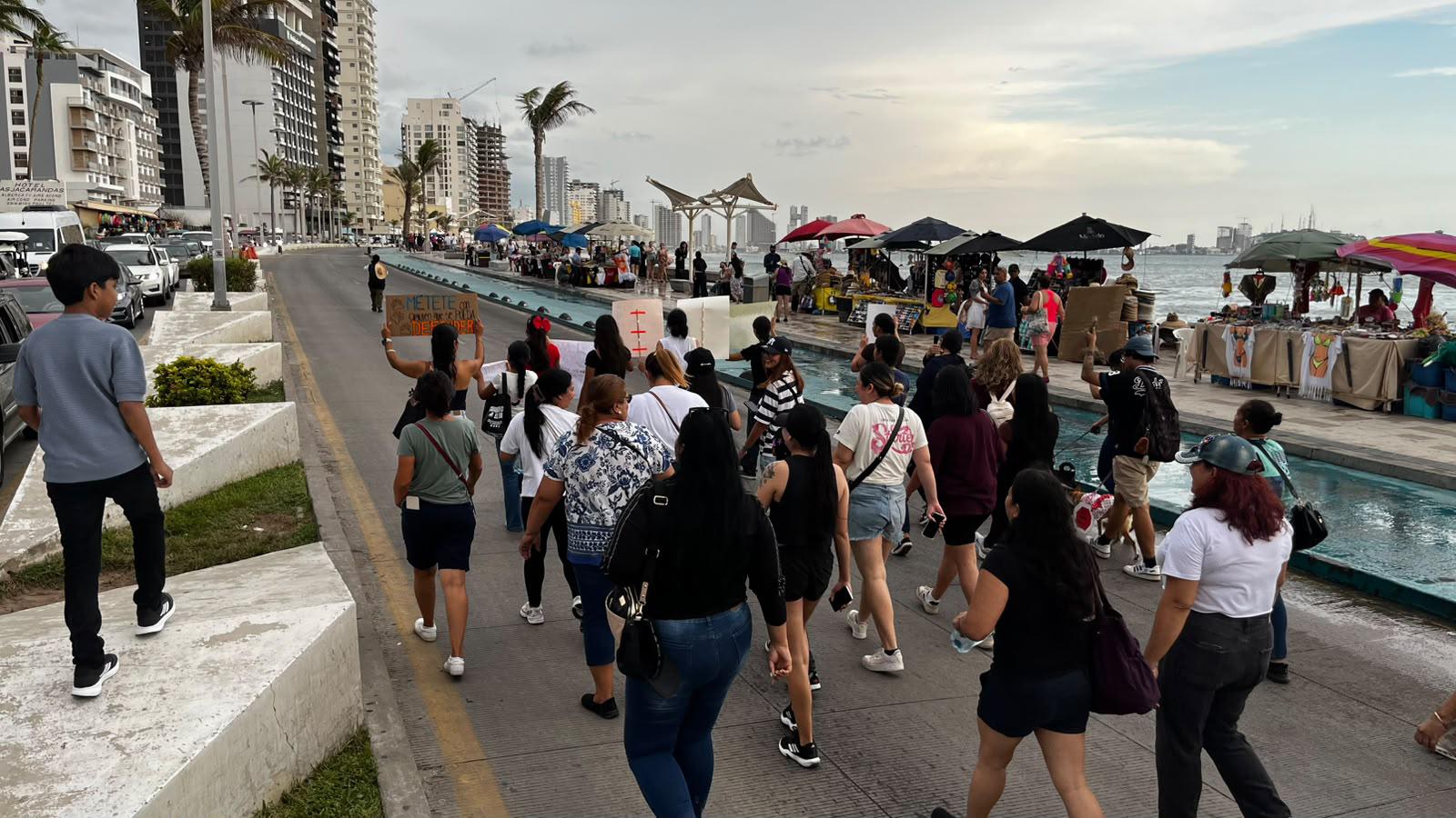 $!Realizan marcha en contra del maltrato animal en la Avenida del Mar, en Mazatlán