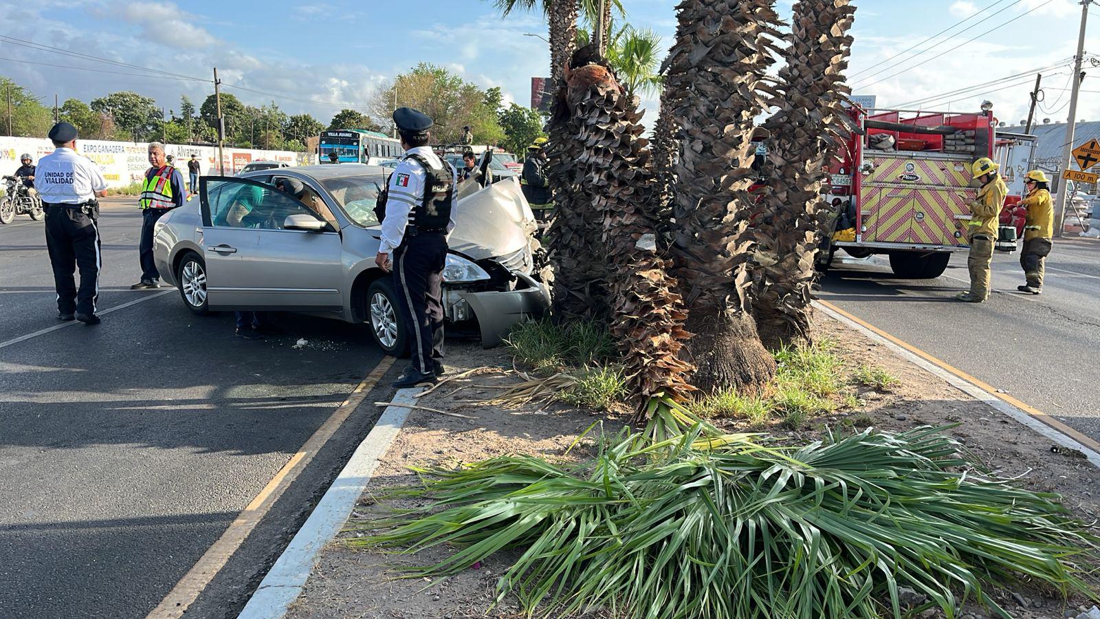$!Hombre resulta prensado tras chocar contra palmera en bulevar Pedro Infante, en Culiacán