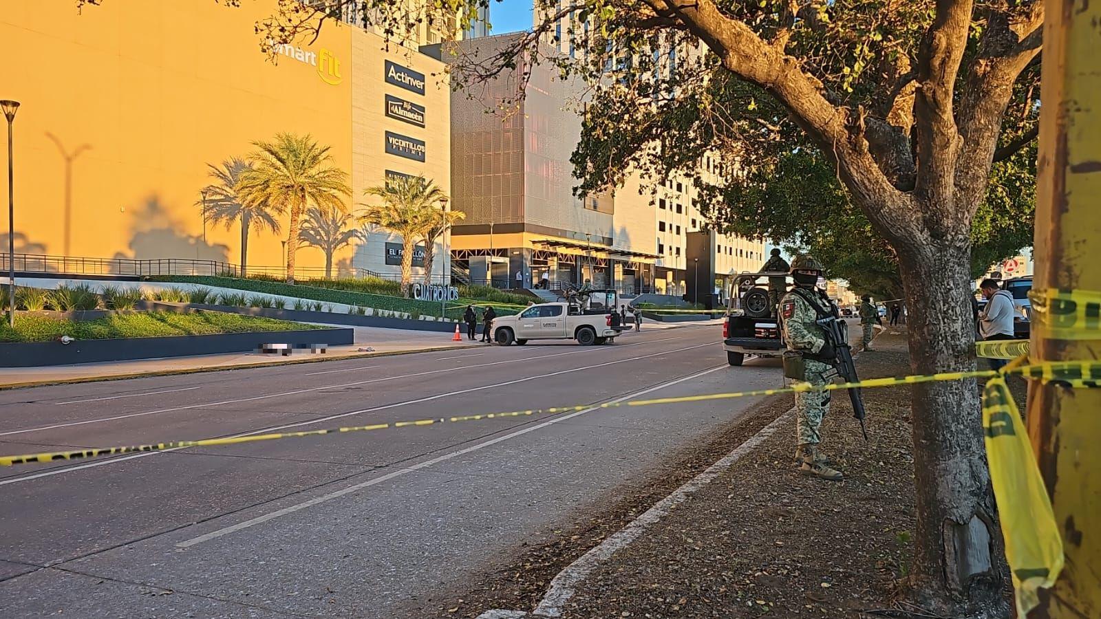 $!Hallan cuerpo con mensaje frente a plaza comercial en el Tres Ríos, Culiacán