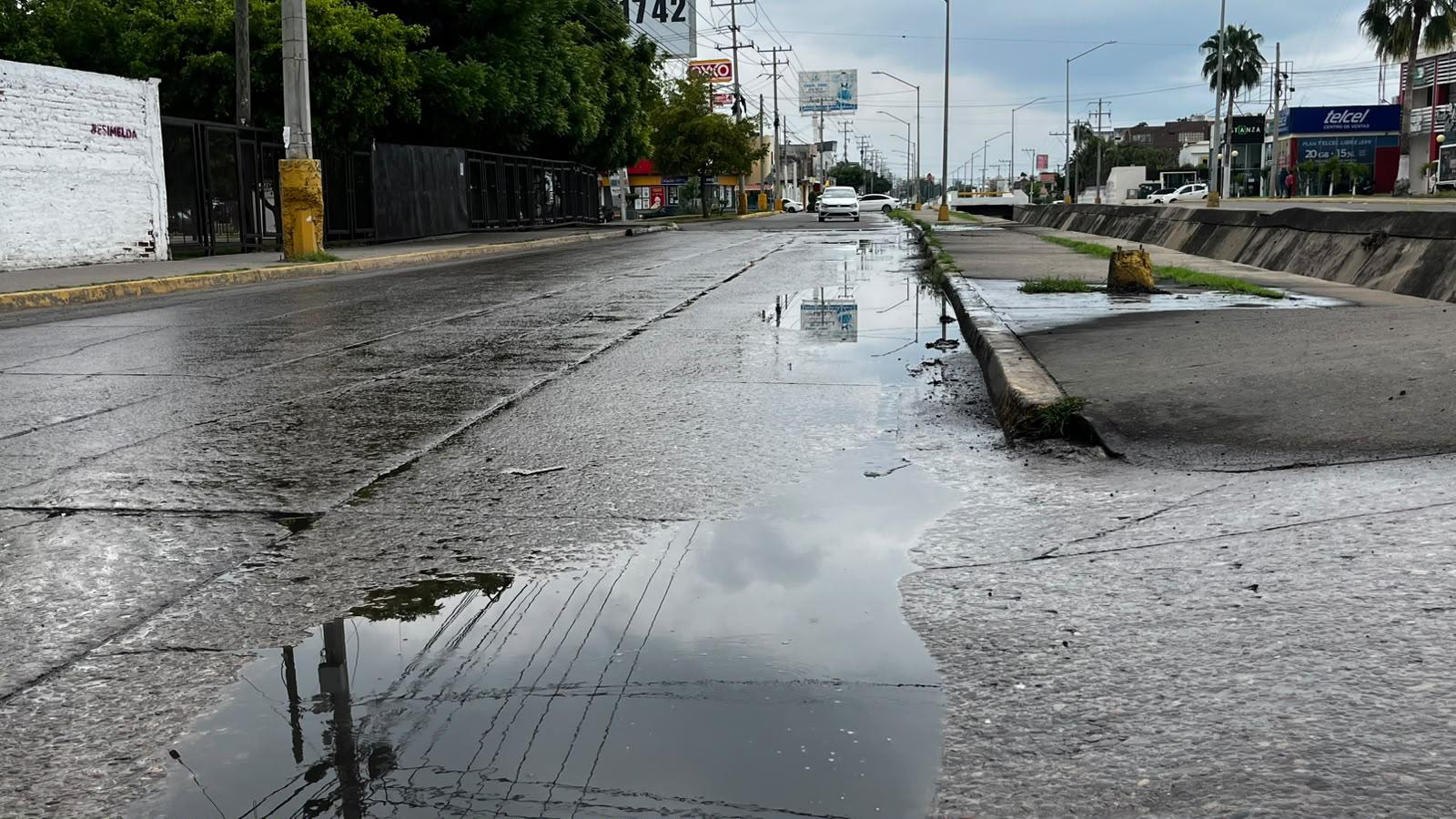$!Reportan fuga de agua cerca de la Secundaria General 3, en Mazatlán