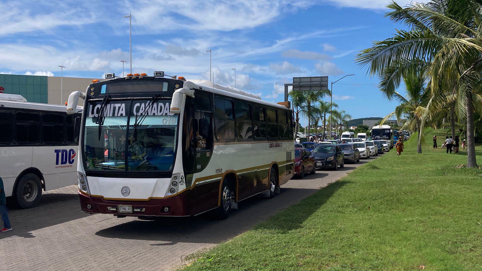 $!Se registra masiva movilización de camiones y autobuses por evento de Sheinbaum en Mazatlán
