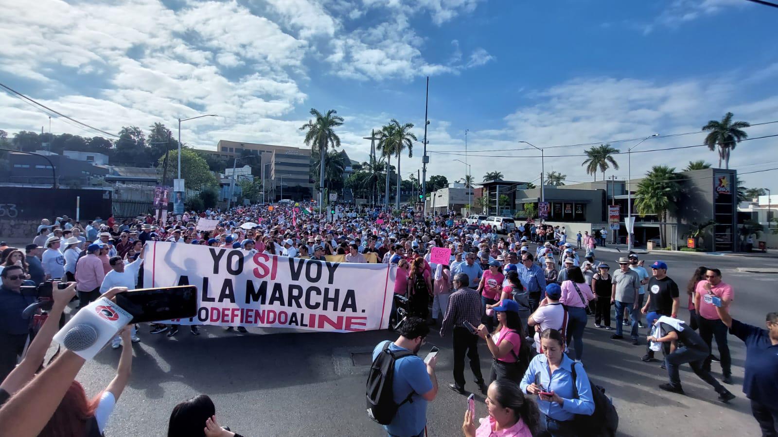 $!Marchan miles de personas en Culiacán en defensa del INE