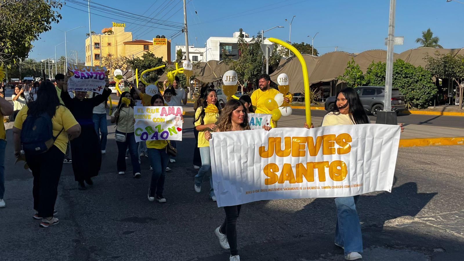 $!Recuerdan jóvenes el sentido de la Semana Santa con manifestación en Mazatlán