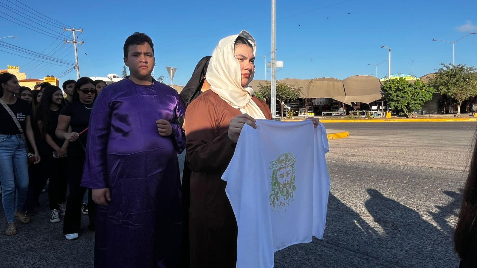 $!Recuerdan jóvenes el sentido de la Semana Santa con manifestación en Mazatlán