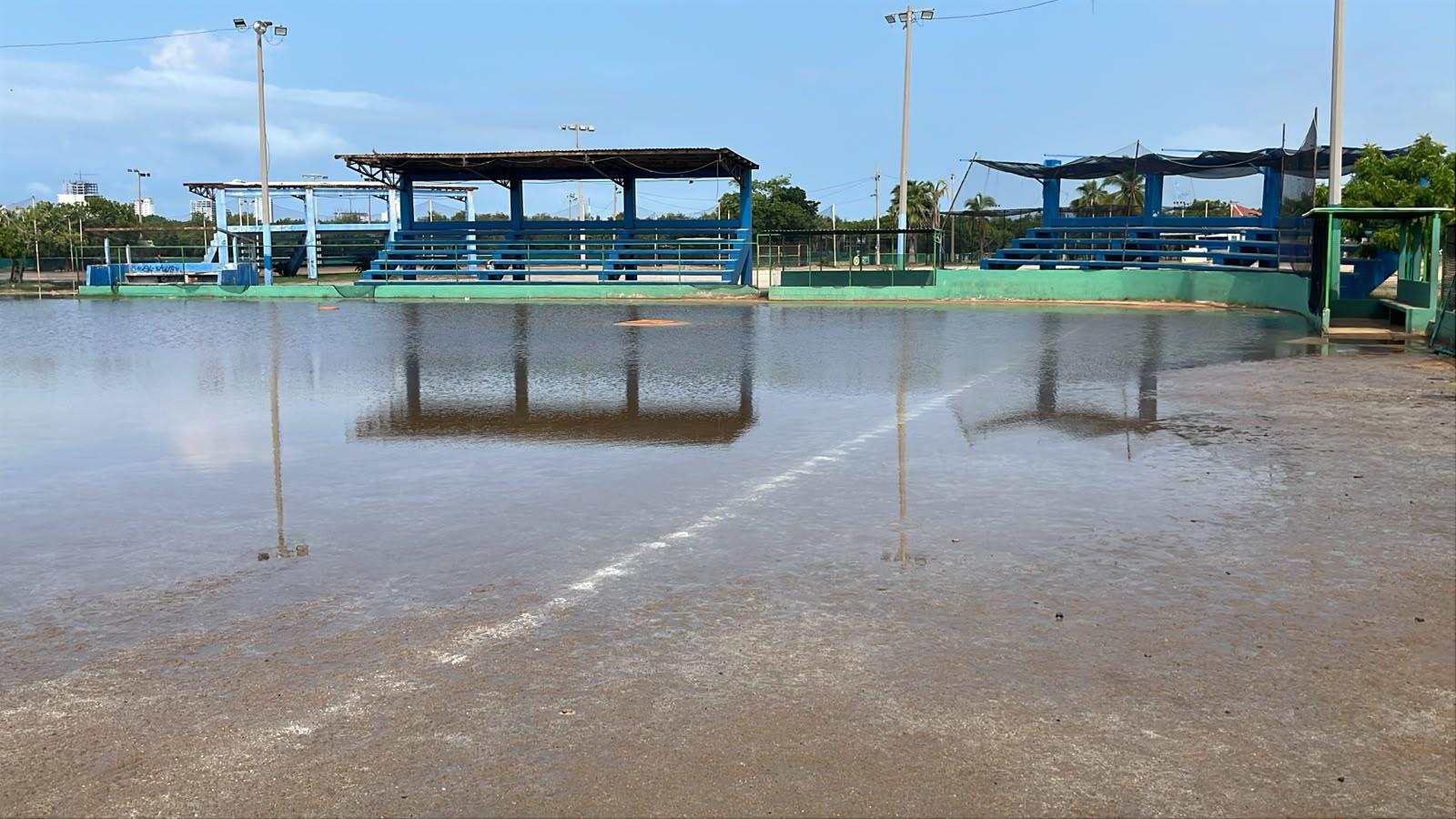 $!Se desborda el Arroyo Jabalines y afecta calles de la Colonia Estero, en Mazatlán