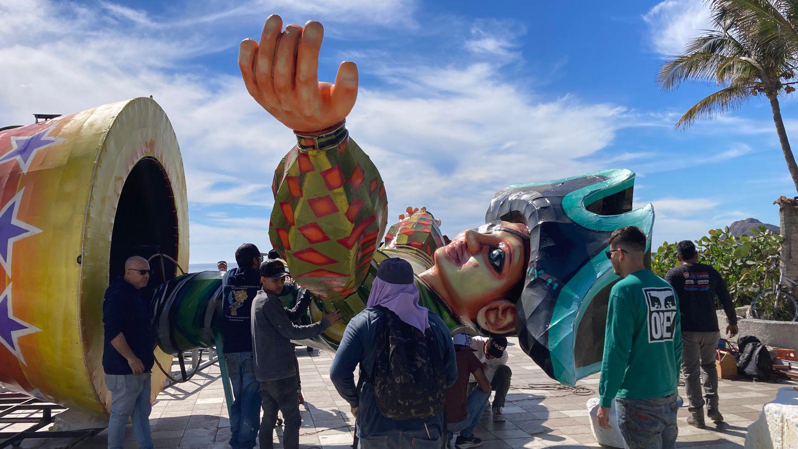 $!Con su llegada al malecón, los monigotes ‘anuncian’ que el Carnaval está cerca