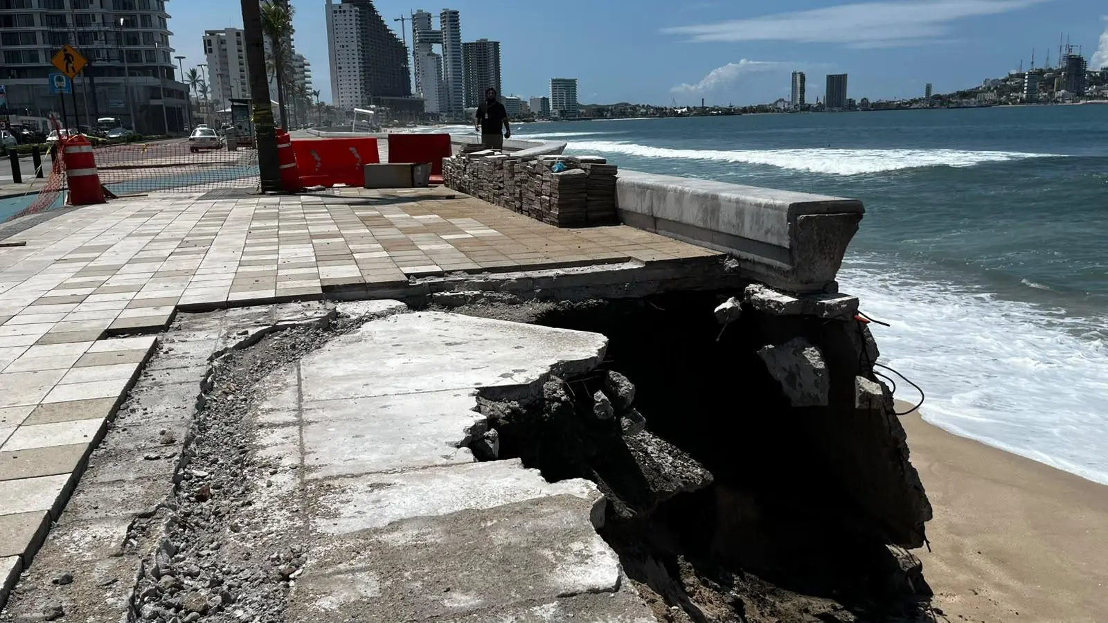 $!Prevén que reparación de socavón en el Malecón de Mazatlán dure aproximadamente dos meses