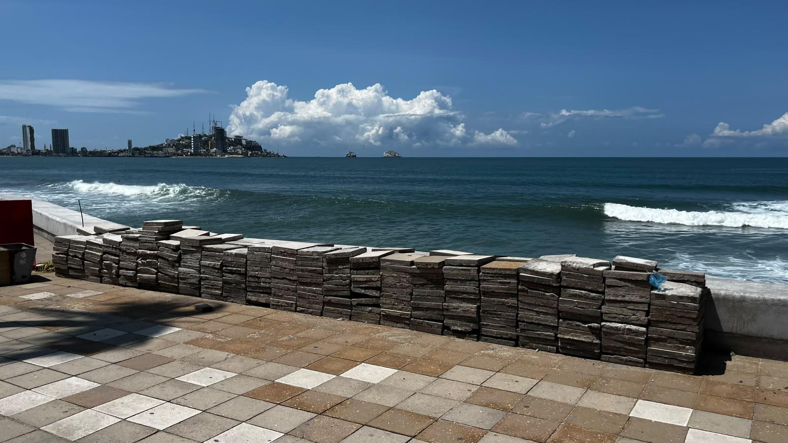 $!Prevén que reparación de socavón en el Malecón de Mazatlán dure aproximadamente dos meses