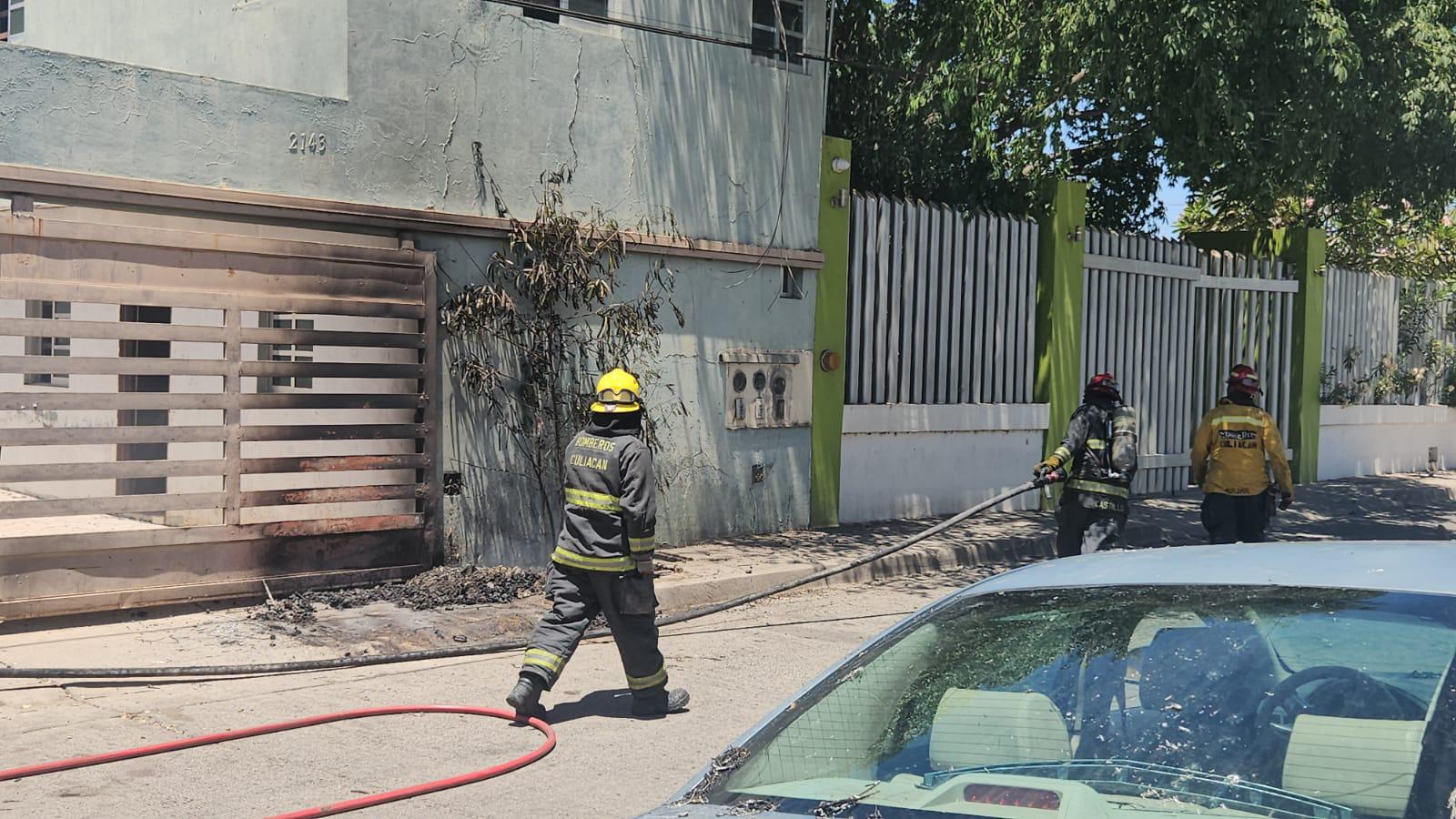 $!Se incendia palmera en Culiacán y alcanza fuego al menos a tres viviendas