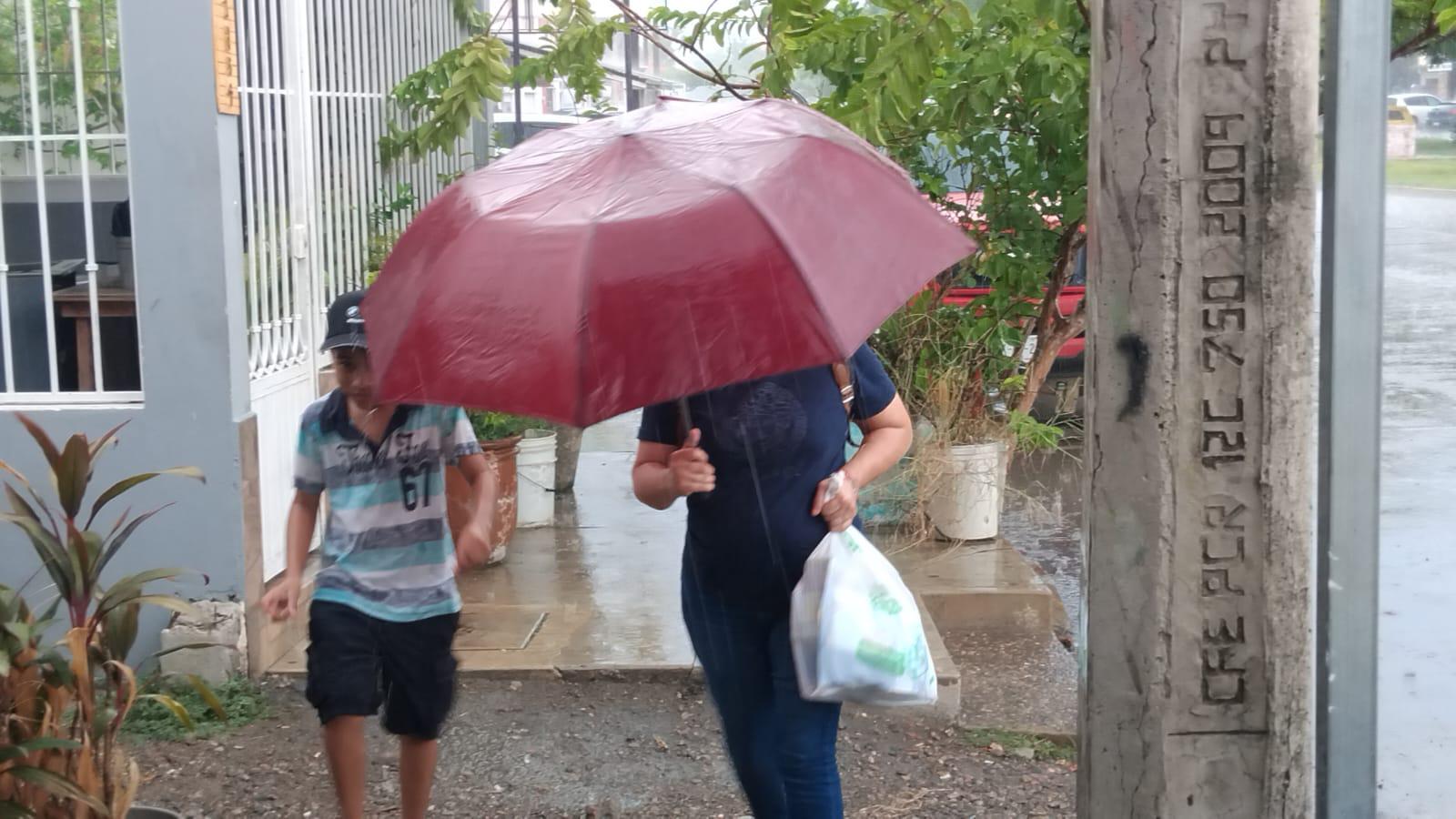 $!Tras las altas temperaturas, se registran lluvias en varios sectores de Mazatlán