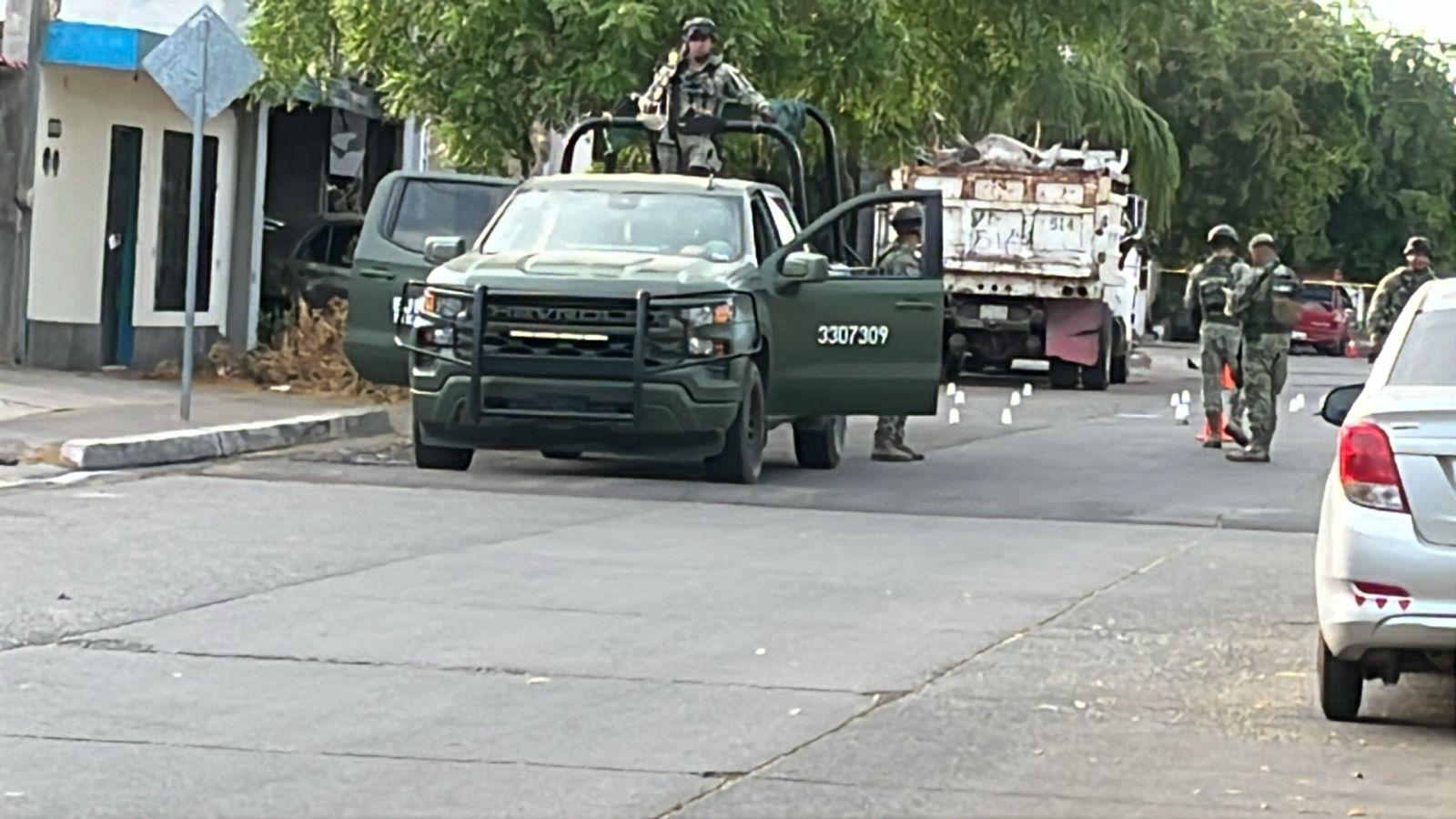 $!Balean una casa, la vandalizan y queman carro en su interior, en la colonia Libertad, en Culiacán