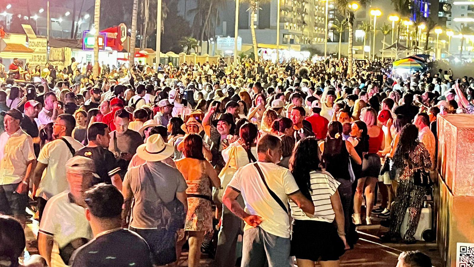 $!Cientos disfrutan de un ambiente festivo en Las Letras de Mazatlán por tercer día consecutivo